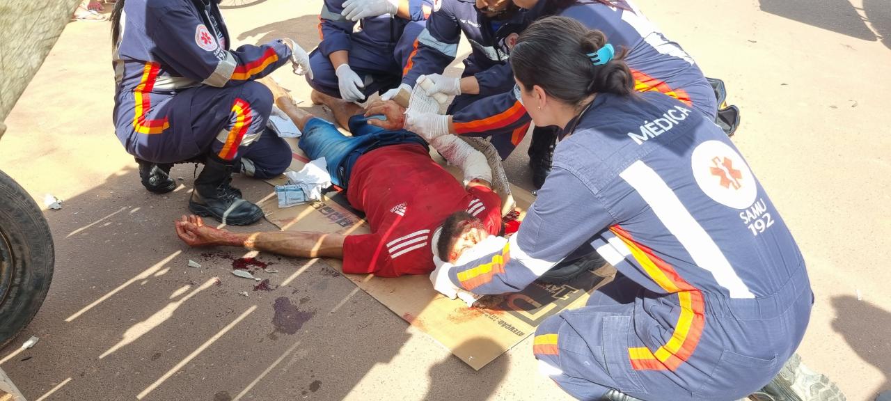 Motoqueiro avança e causa acidente