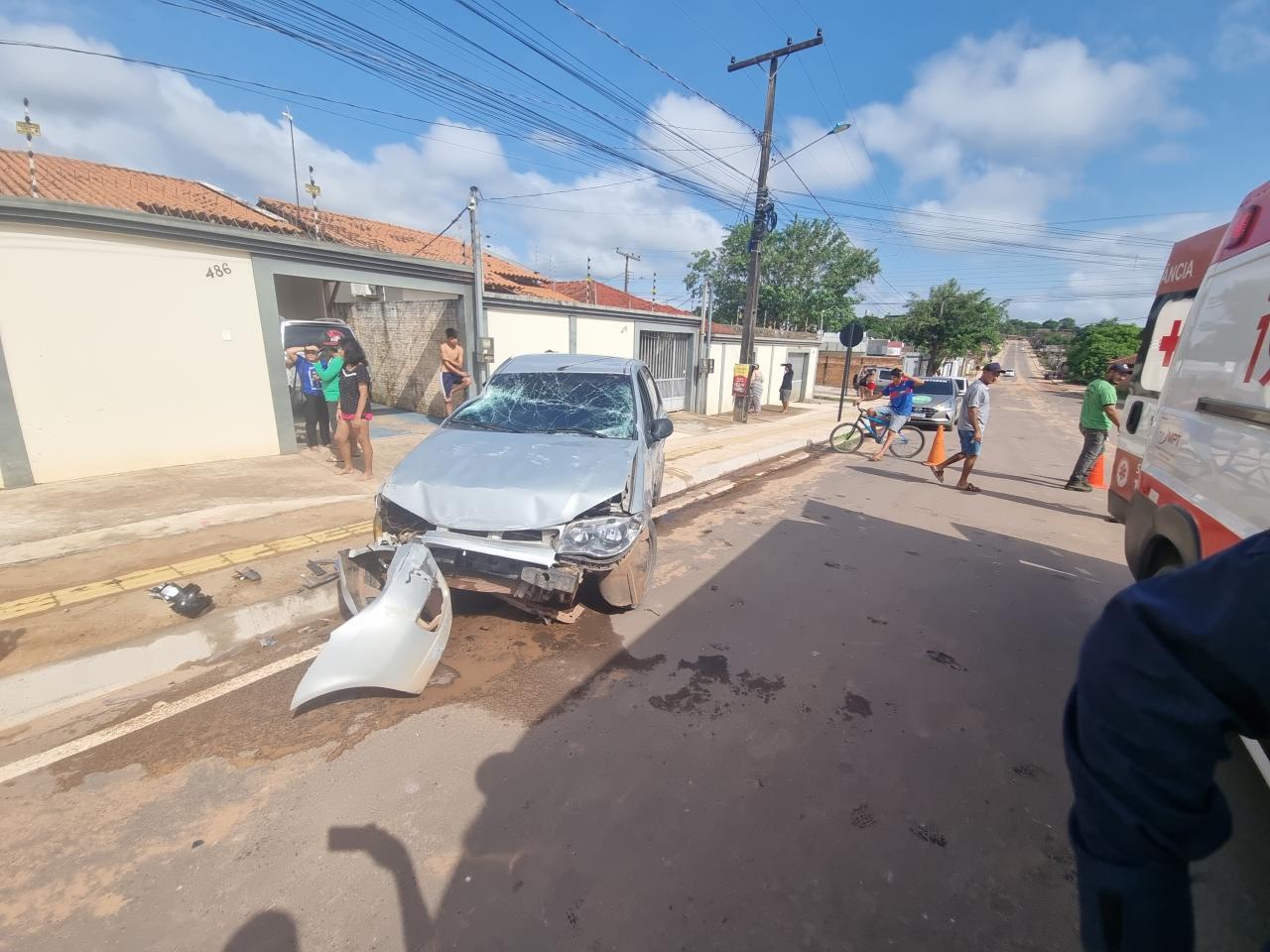Batida entre carro e moto com Capotamento