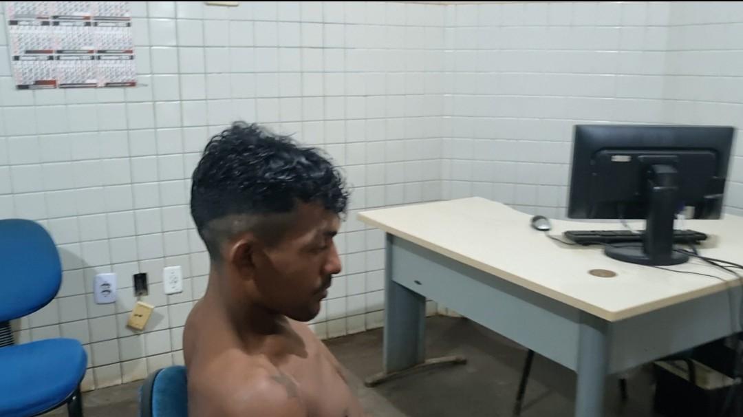 Preso suspeito de roubo e com mandado de prisão em aberto