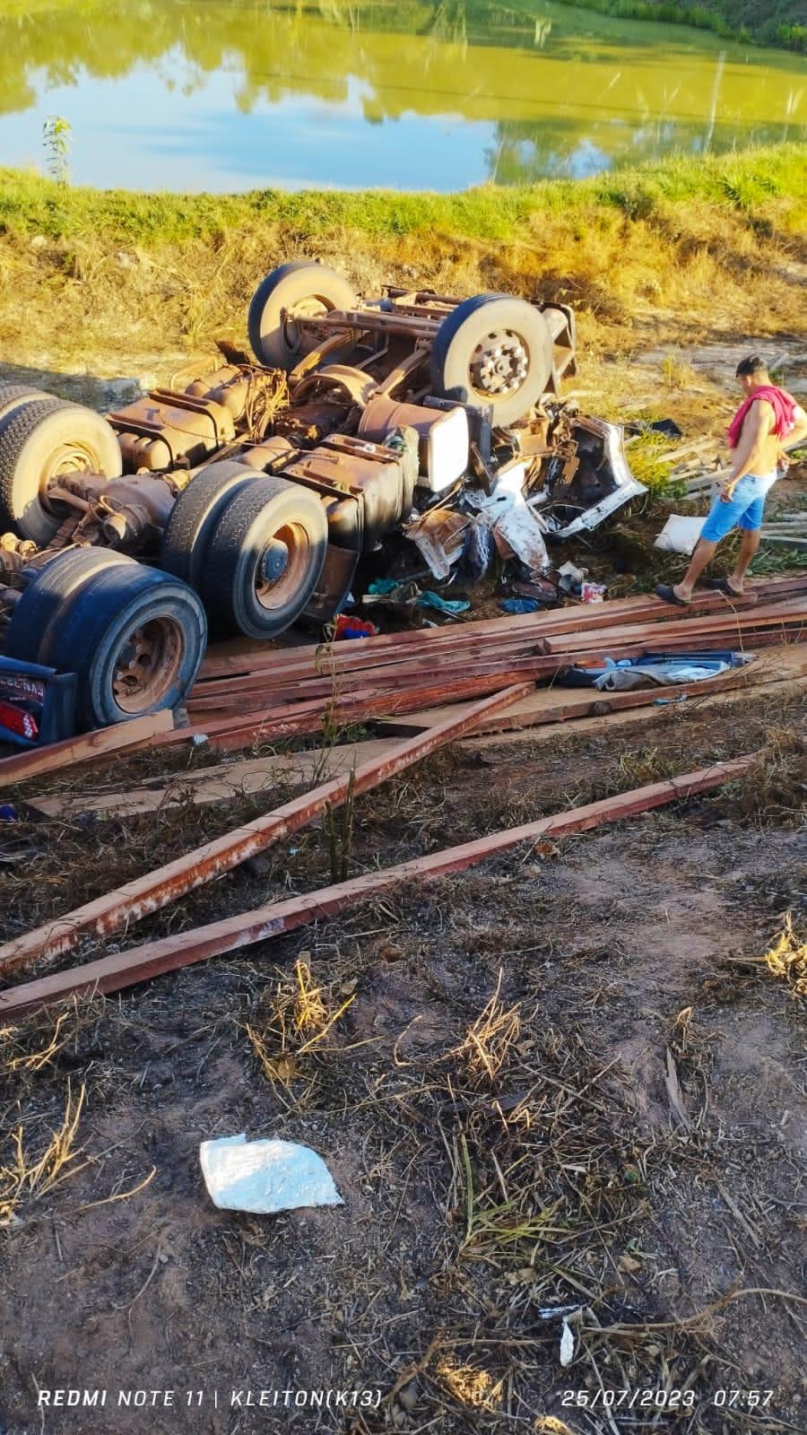 Carreta tomba na BR próximo de Rurópolis