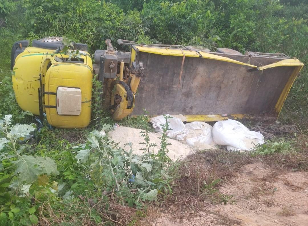 Carreta tomba e trabalhador morre no local