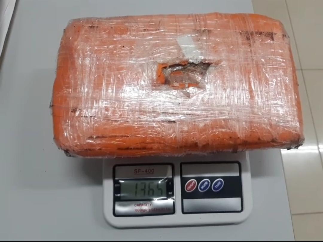 PRF em Santarém identifica encomenda recheada de entorpecentes