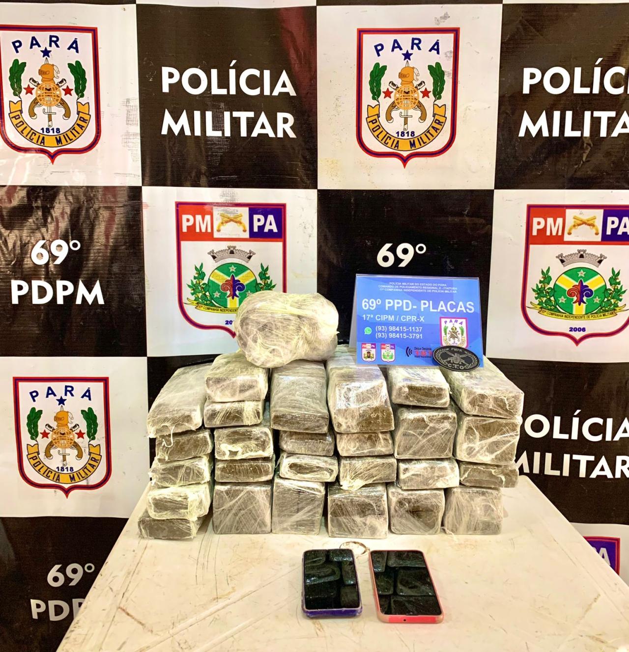 Em Placas Polícia Militar prende jovem dentro de ônibus com entorpecentes