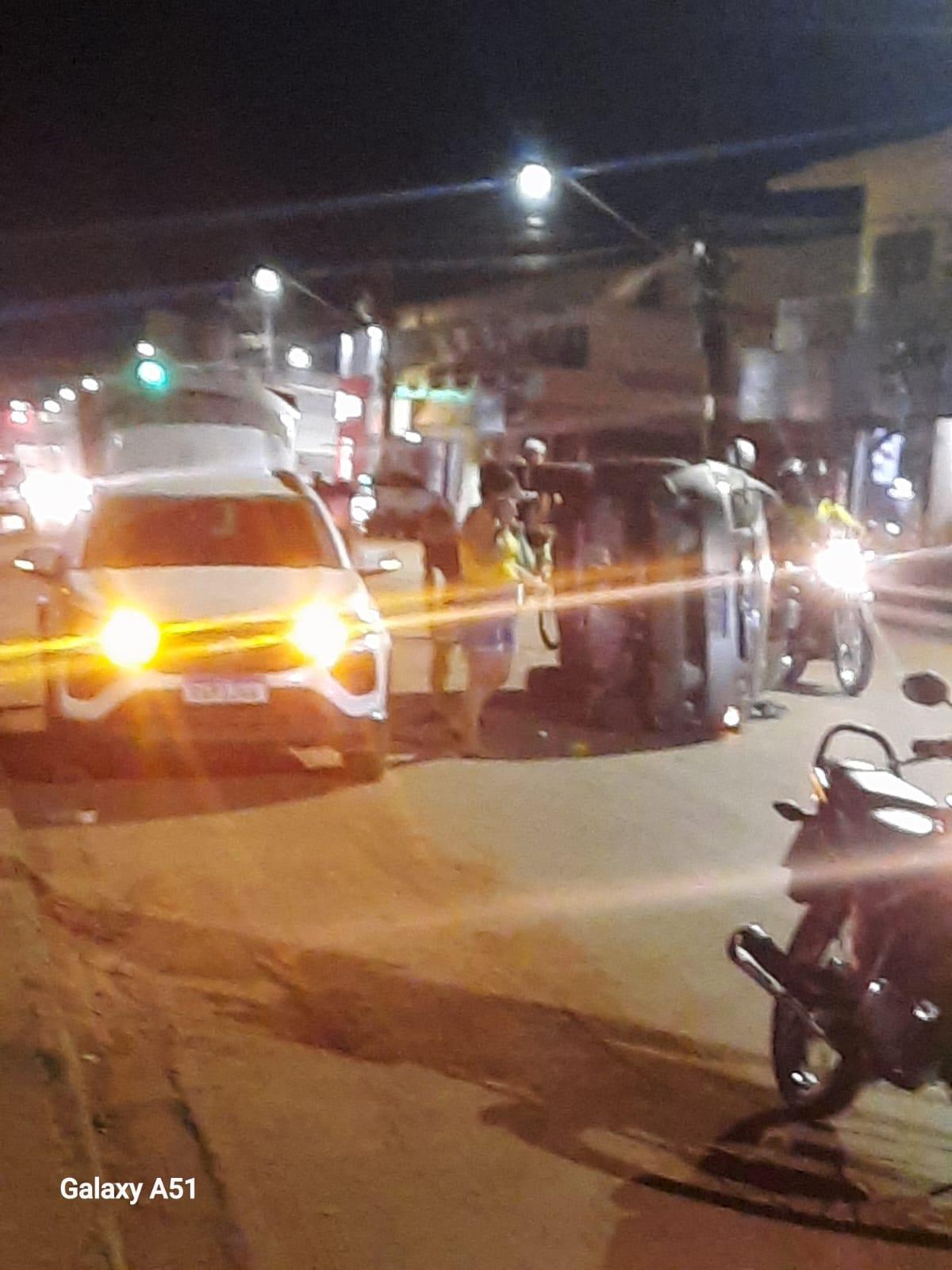 Carro utilizado por suposto taxista provoca acidente