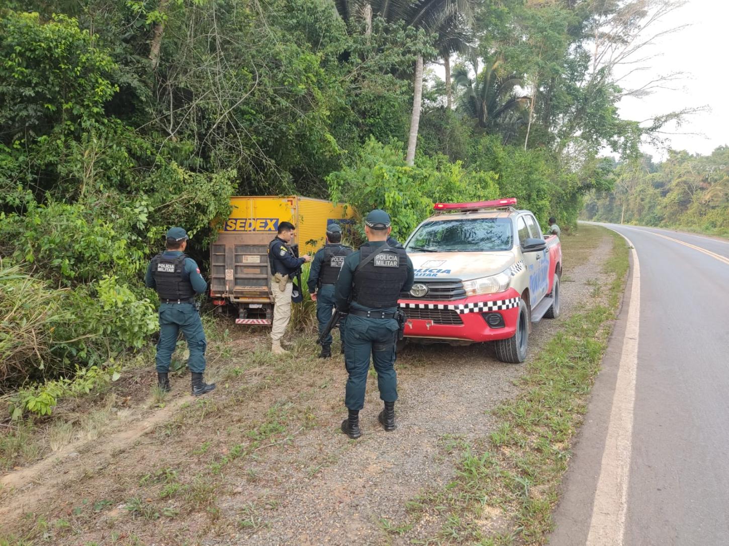 Falha mecânica caminhão dos correios sai da pista e entra na mata