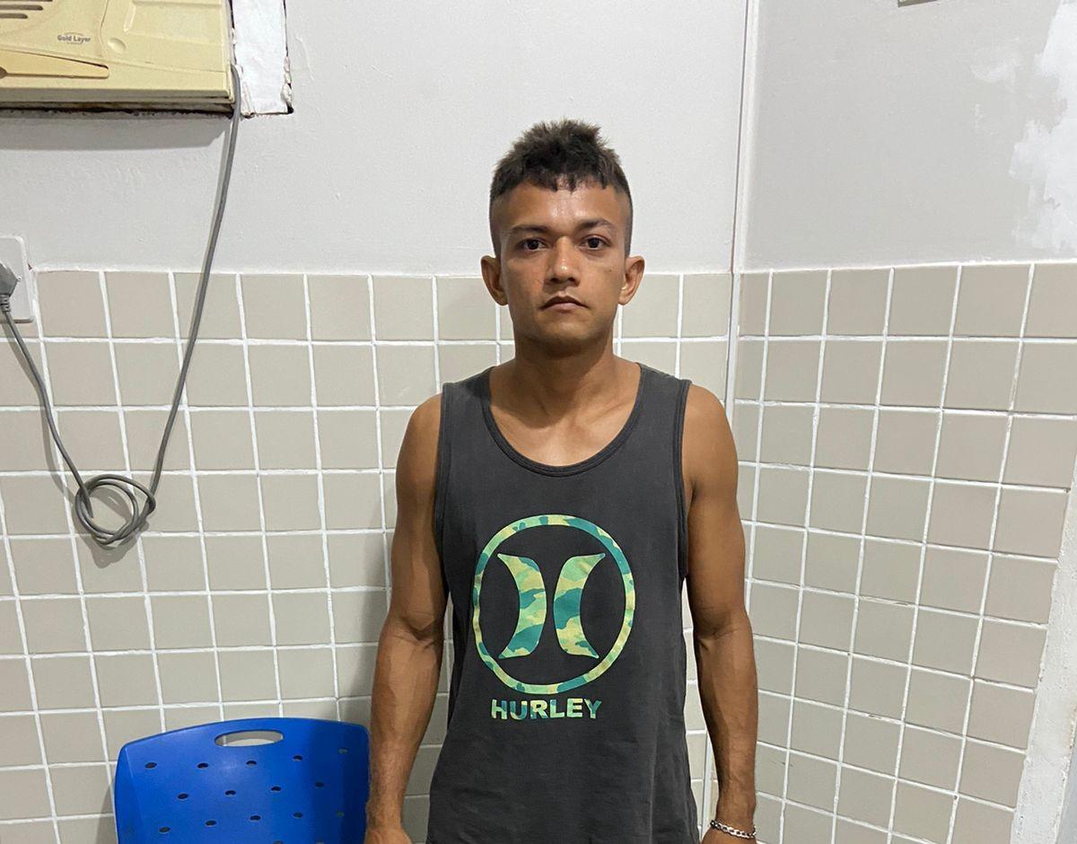 Jovem preso por força de mandado de prisão