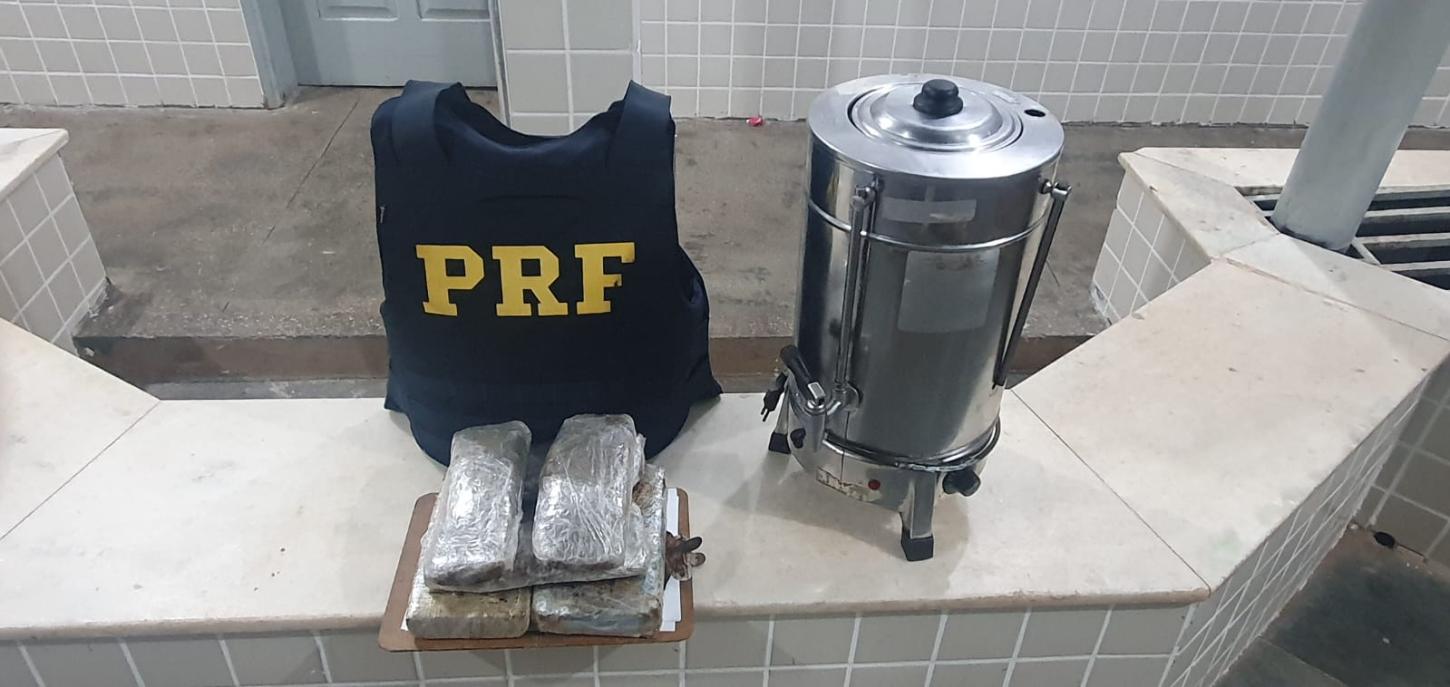 Droga encontrada dentro de cafeteira pela PRF