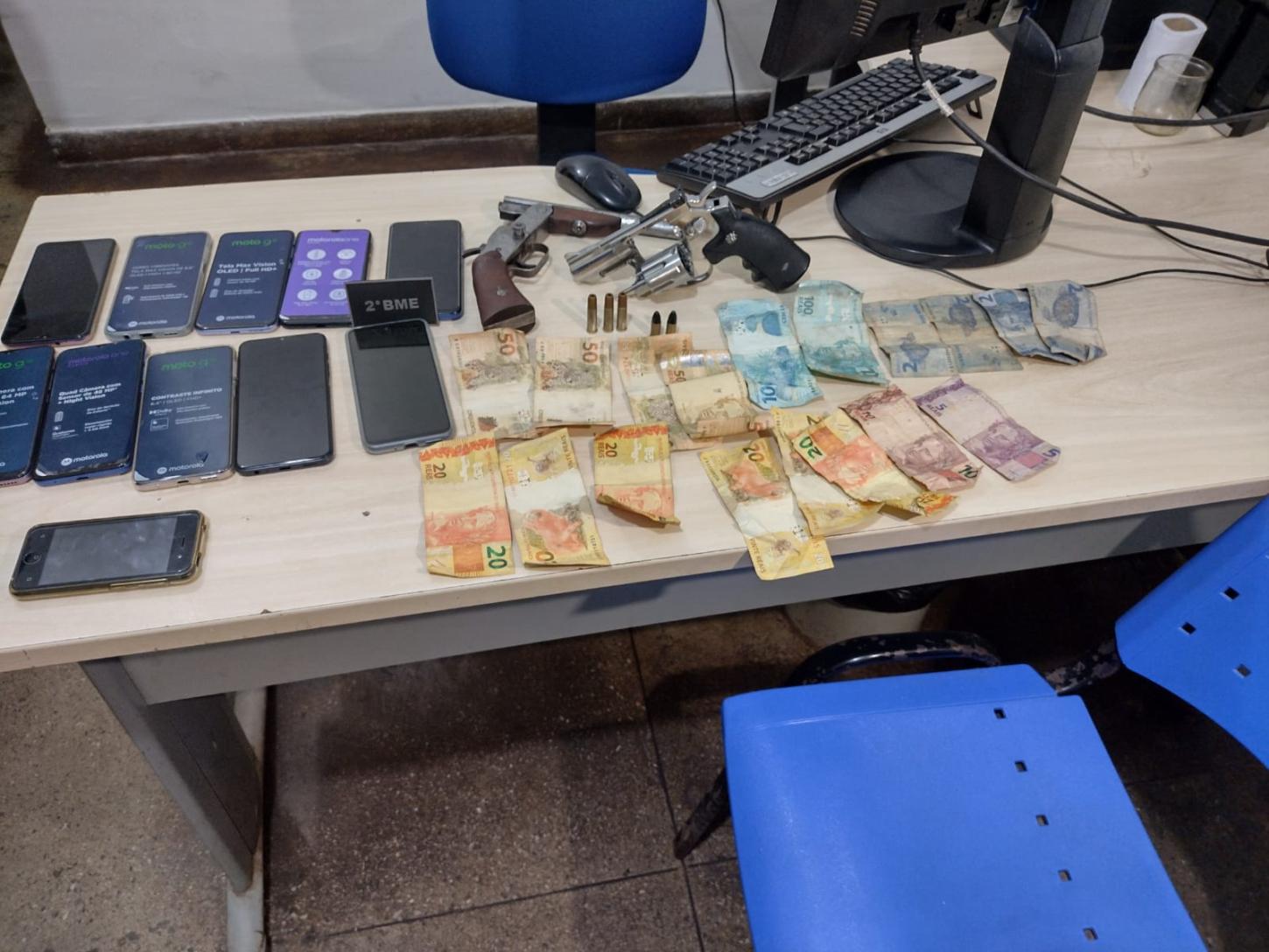 Dupla presos por assalto depois de roubar loja de celulares