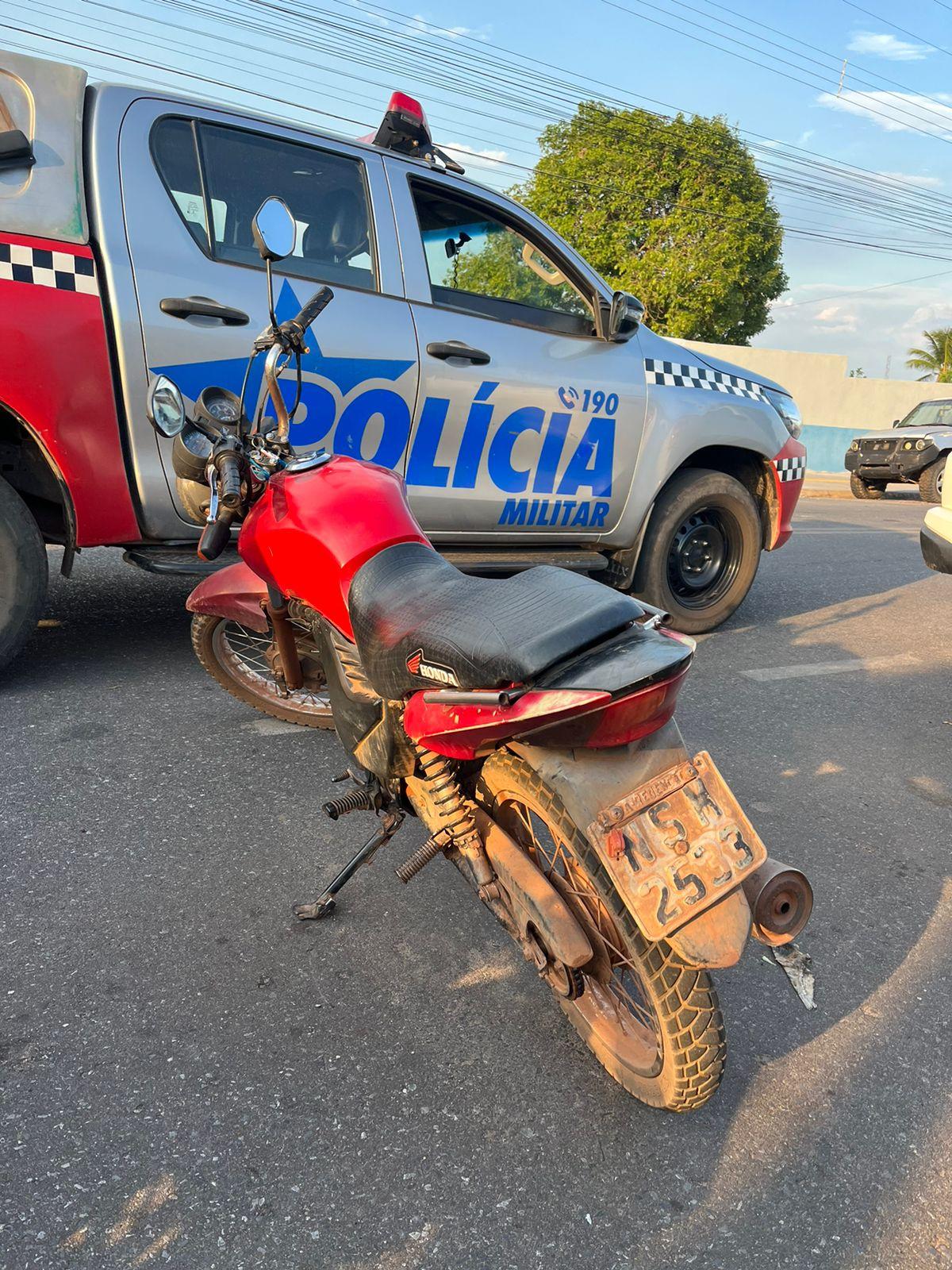 HOMEM É PRESO COM DROGA E UMA MOTOCICLETA PRODUTO DE ROUBO