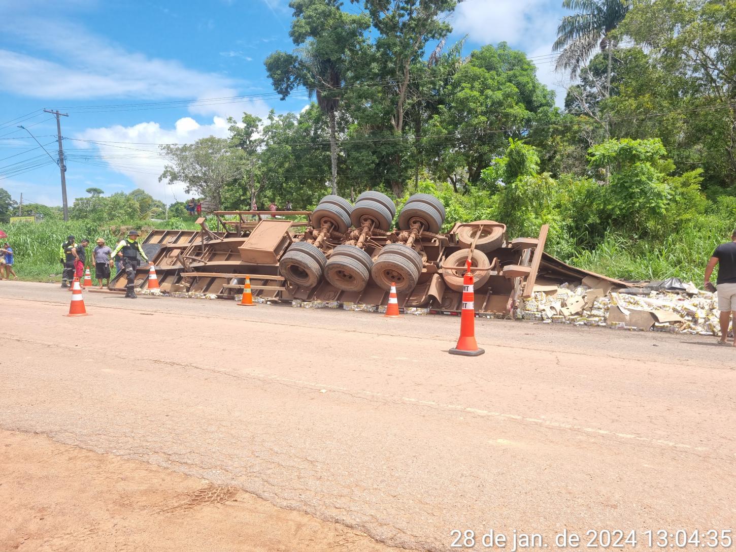 Carreta carregada com cervejas tomba na Santarém Cuiabá