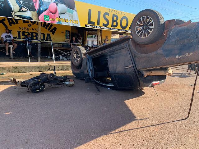 Caminhonete capota após avançar preferencial e bater em táxi em Itaituba.