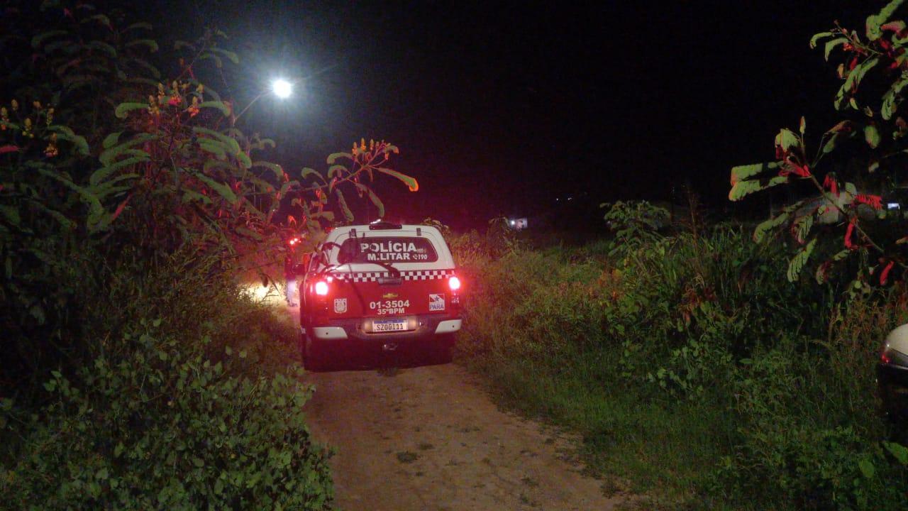 Corpo de mulher encontrado em terreno abandonado