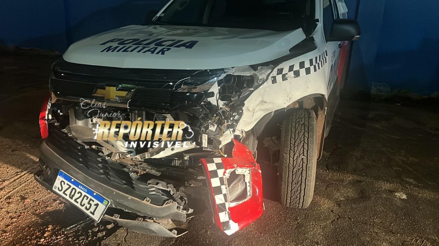 Motorista de camionete avança sinal vermelho e atinge viatura da PM