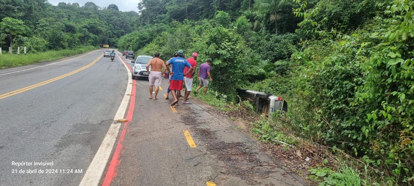 Motorista perdeu controle e capotou na Everaldo Martins