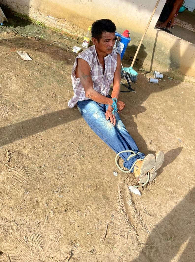 Depois de tentar matar um homem indivíduo foi amarrado por populares