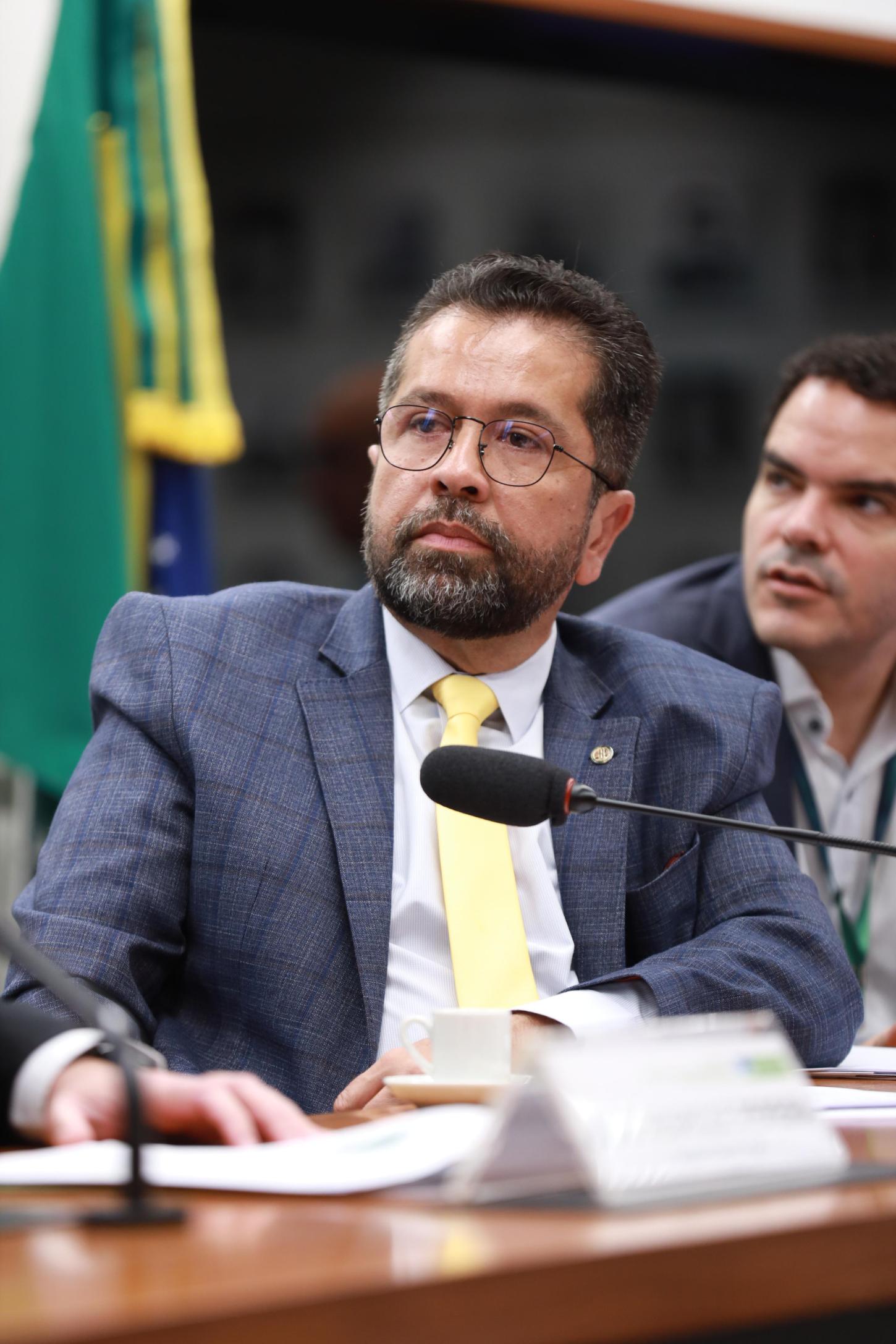 Henderson Pinto conduz discussão na Câmara Federal