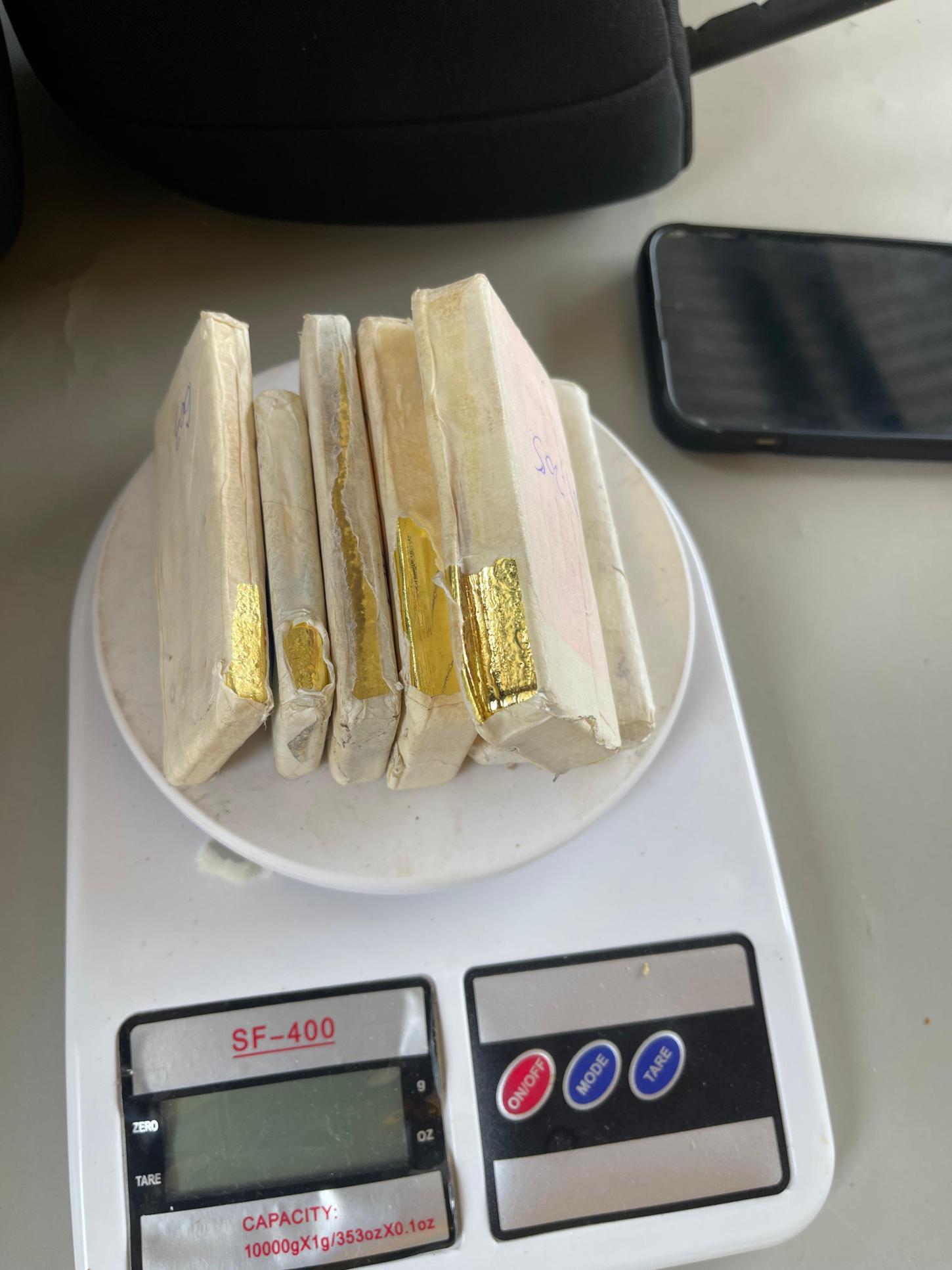 Mais de 05 kg de ouro apreendido pelo Reservado do CPR-I com a PRF em encosto do banco de um carro