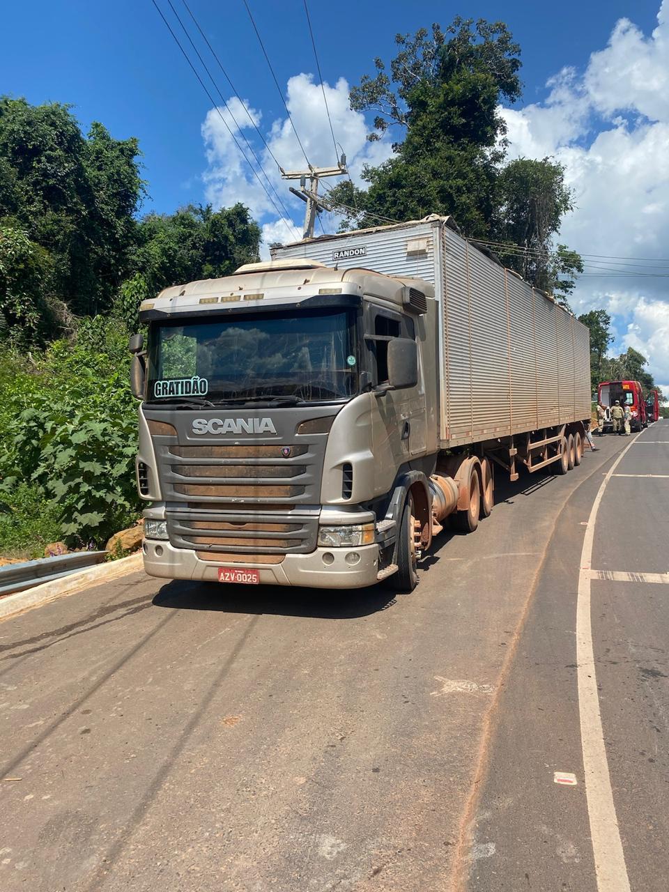 Caminhoneiro eletrocutado em cima de caminhão
