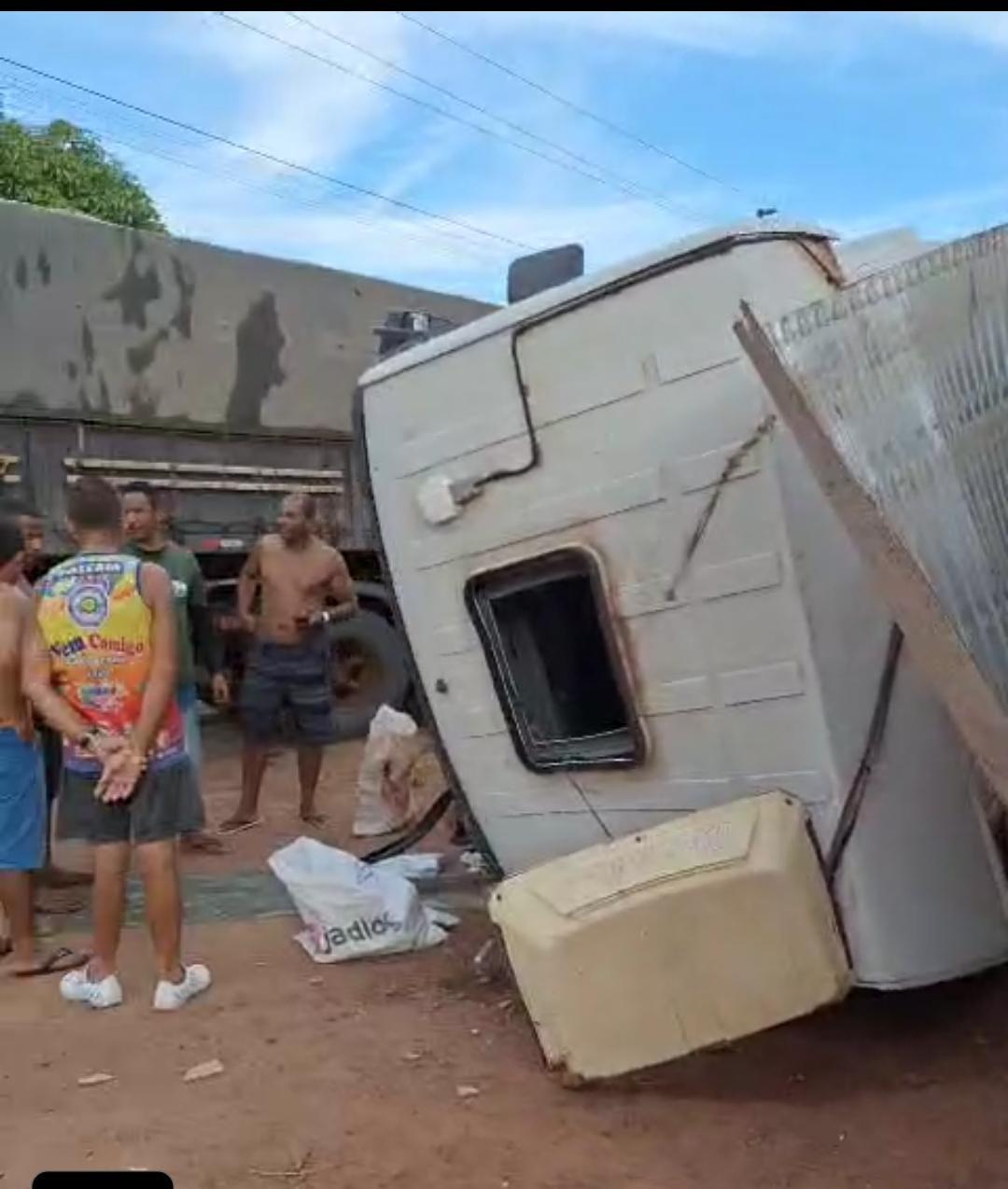 Carreta capota no Km 68 da BR 163