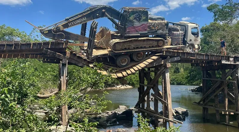 Ponte quebra e caminhão carregado com PC Escavadeira fica a deriva em Novo Progresso
