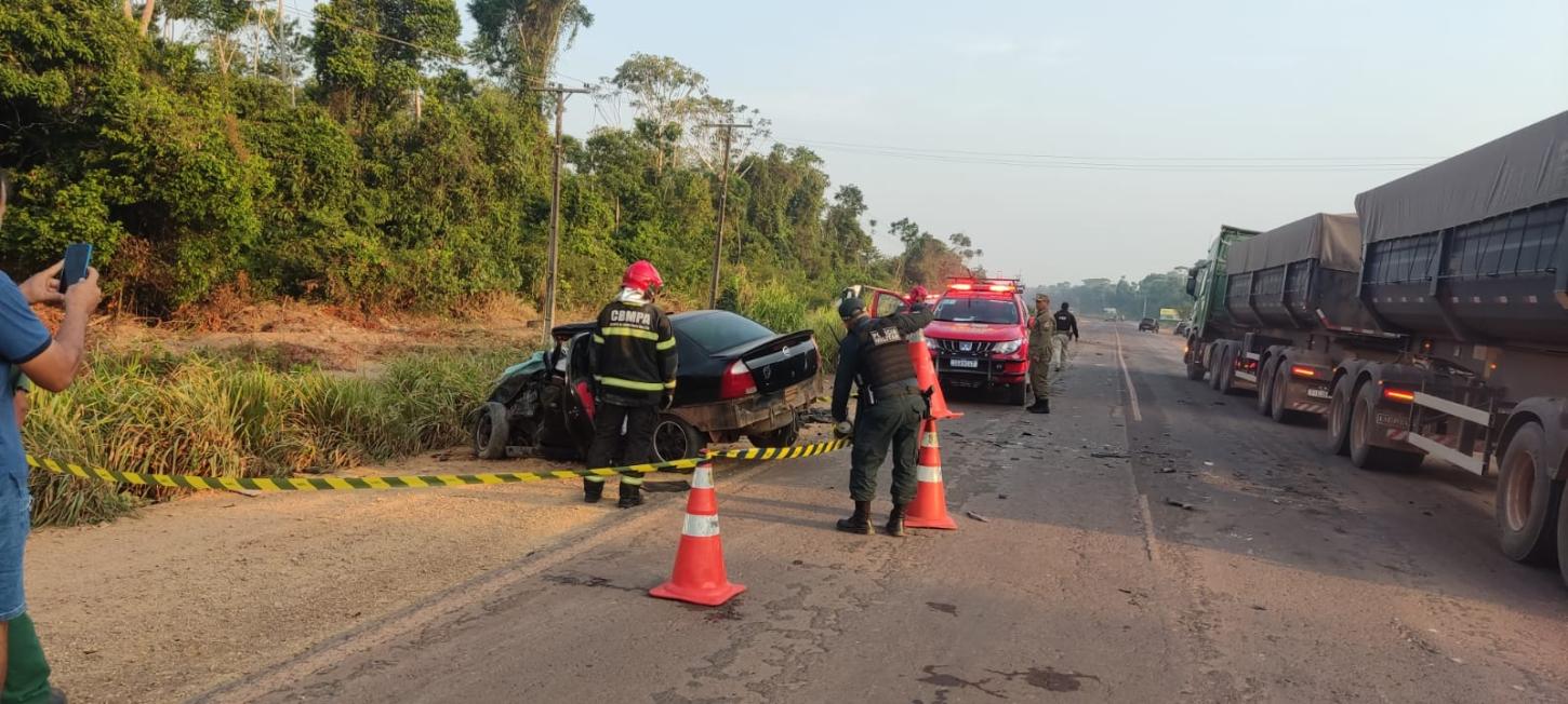 Duas mortes no trânsito entre colisão de carreta e carro na BR 163