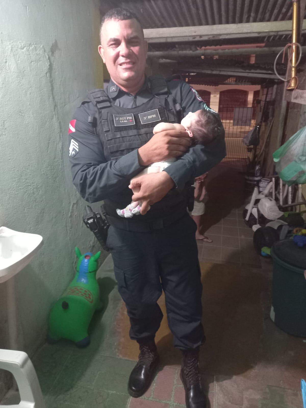 Heróis do Povo salvam criança com engasgo