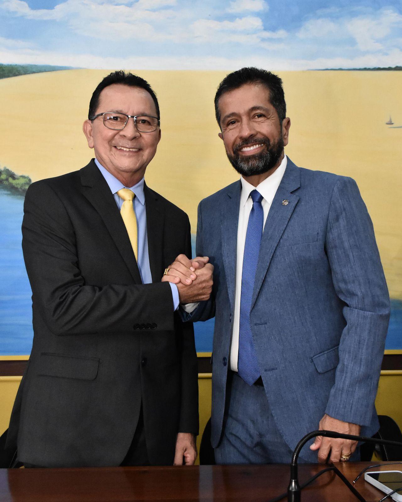 Zé Maria Tapajós toma posse e destaca parceria com deputado Henderson Pinto