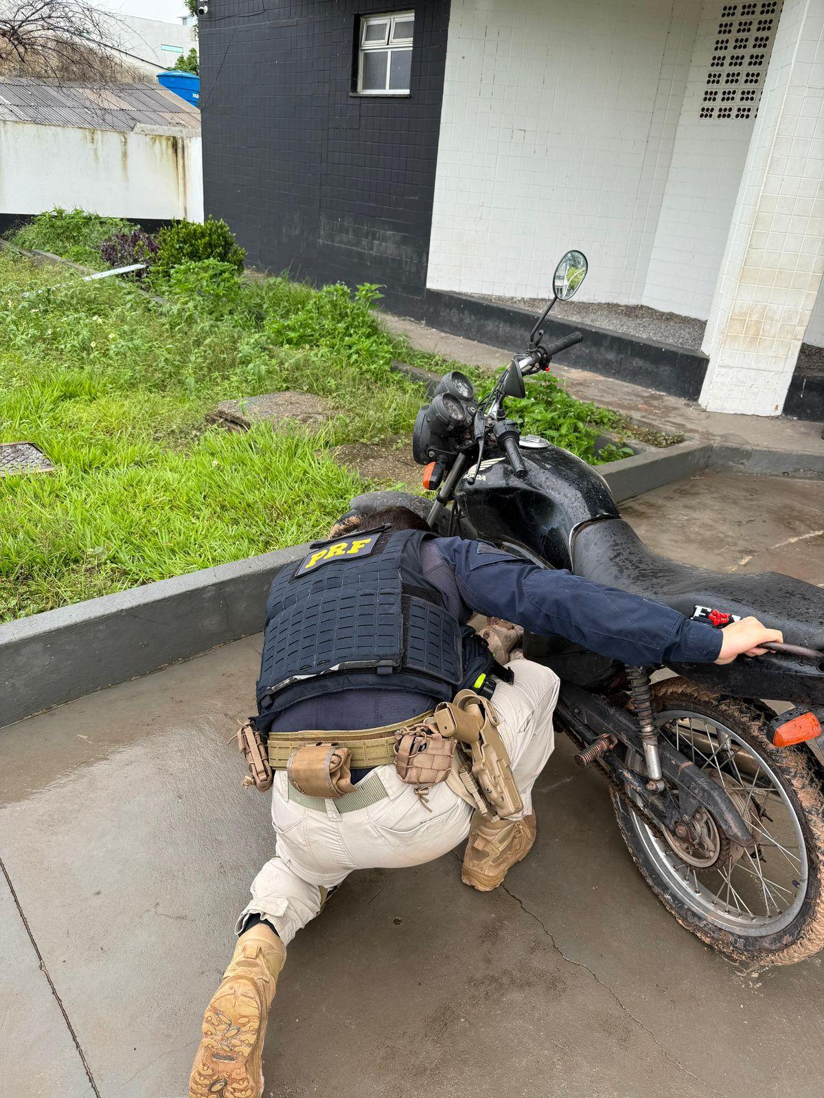 Moto furtada recuperada pela PRF