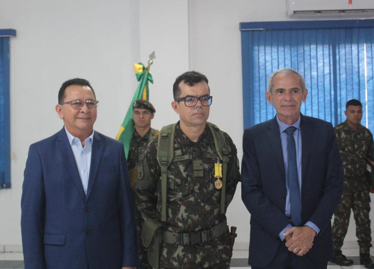 Secretário Regional de Governo participa de solenidade no 8° BEC