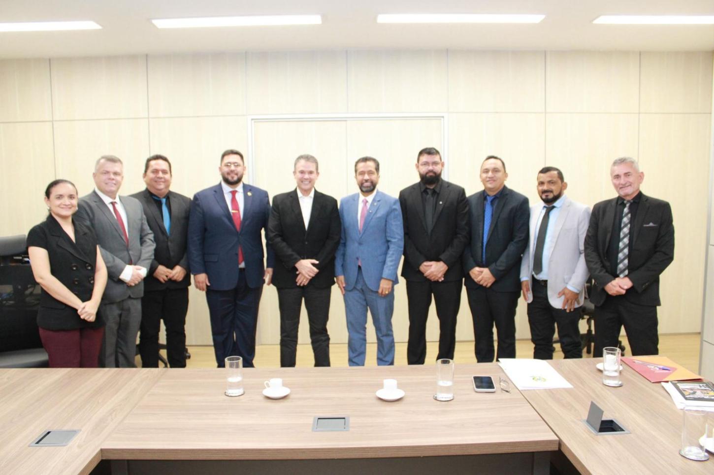 Henderson Pinto reúne com ministro da pesca André de Paula e garante agilidade na emissão do registro do pescador