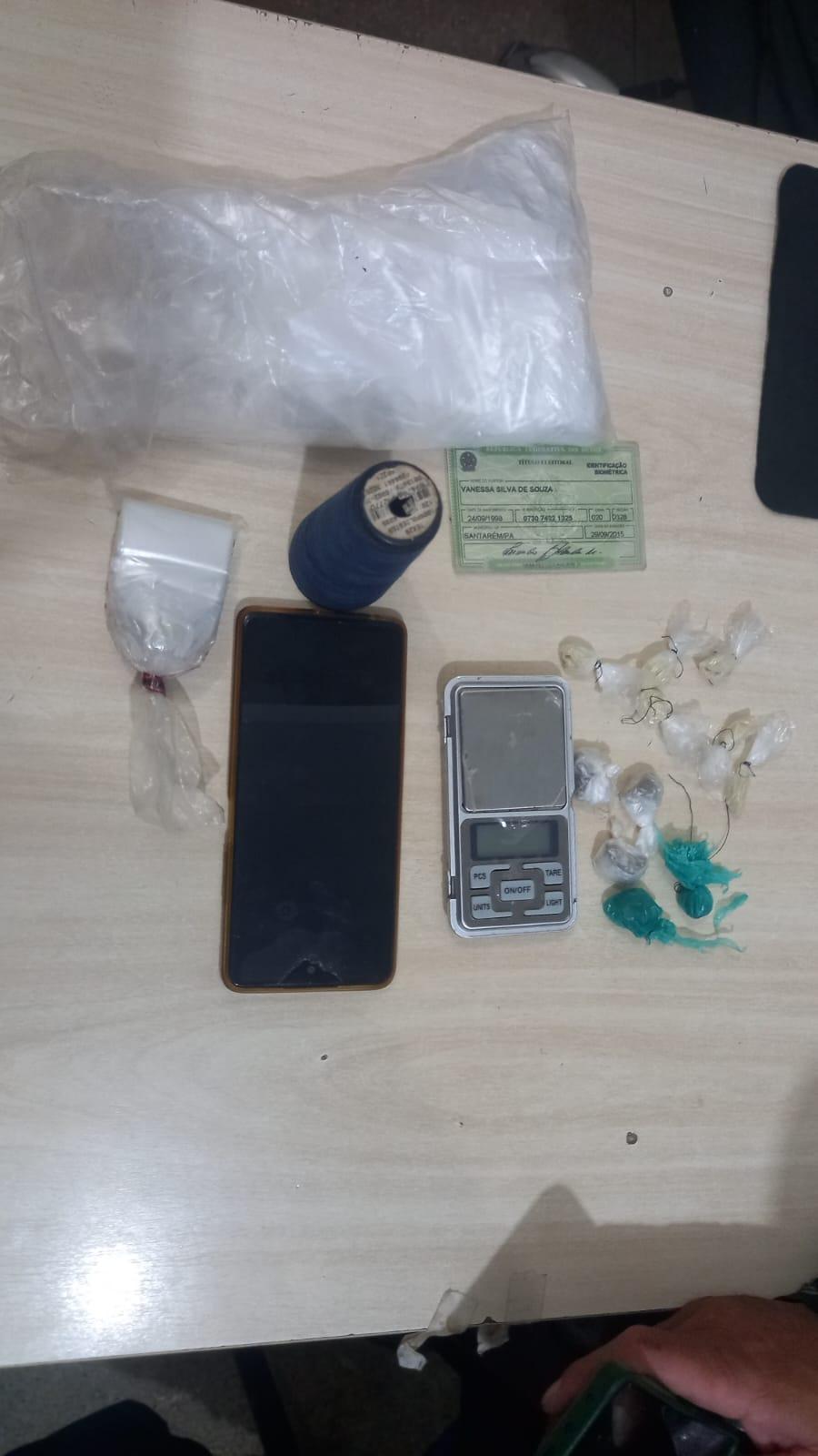 Mulher presa suspeita de tráfico de drogas