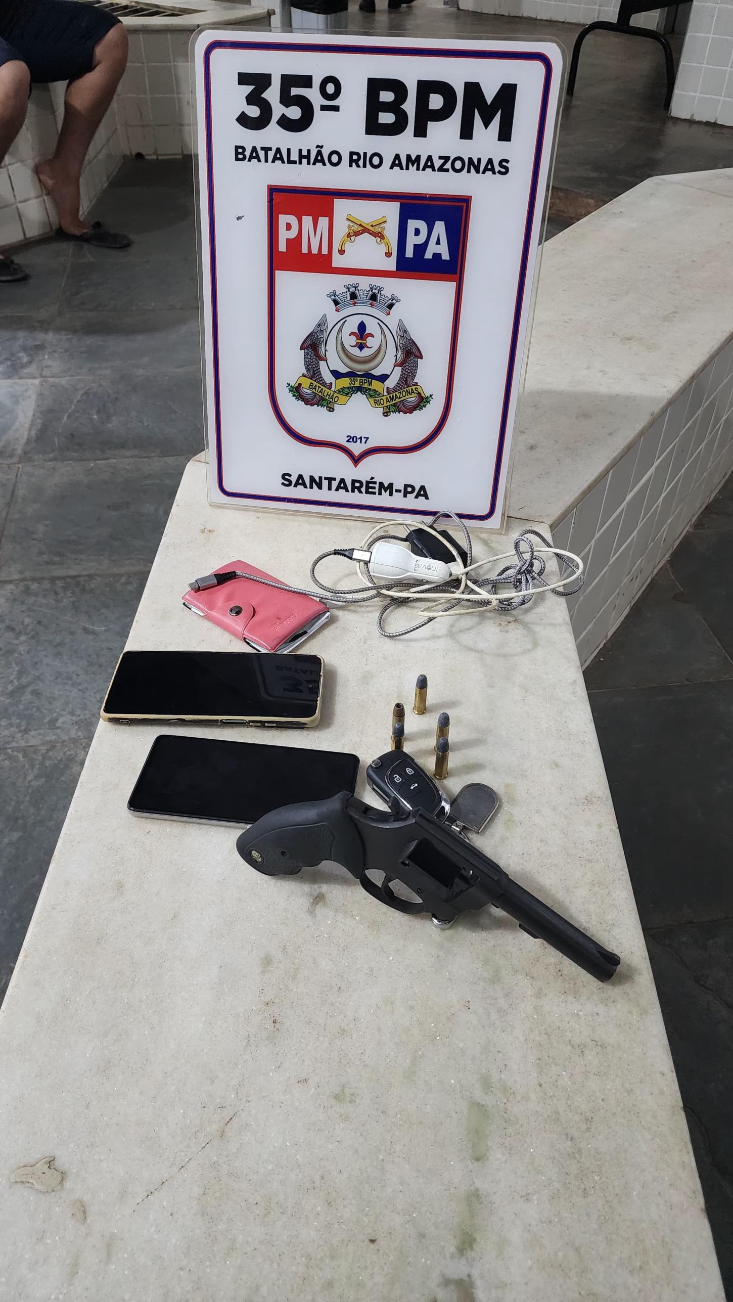 Homem preso com arma de fogo dentro de carro de aplicativo