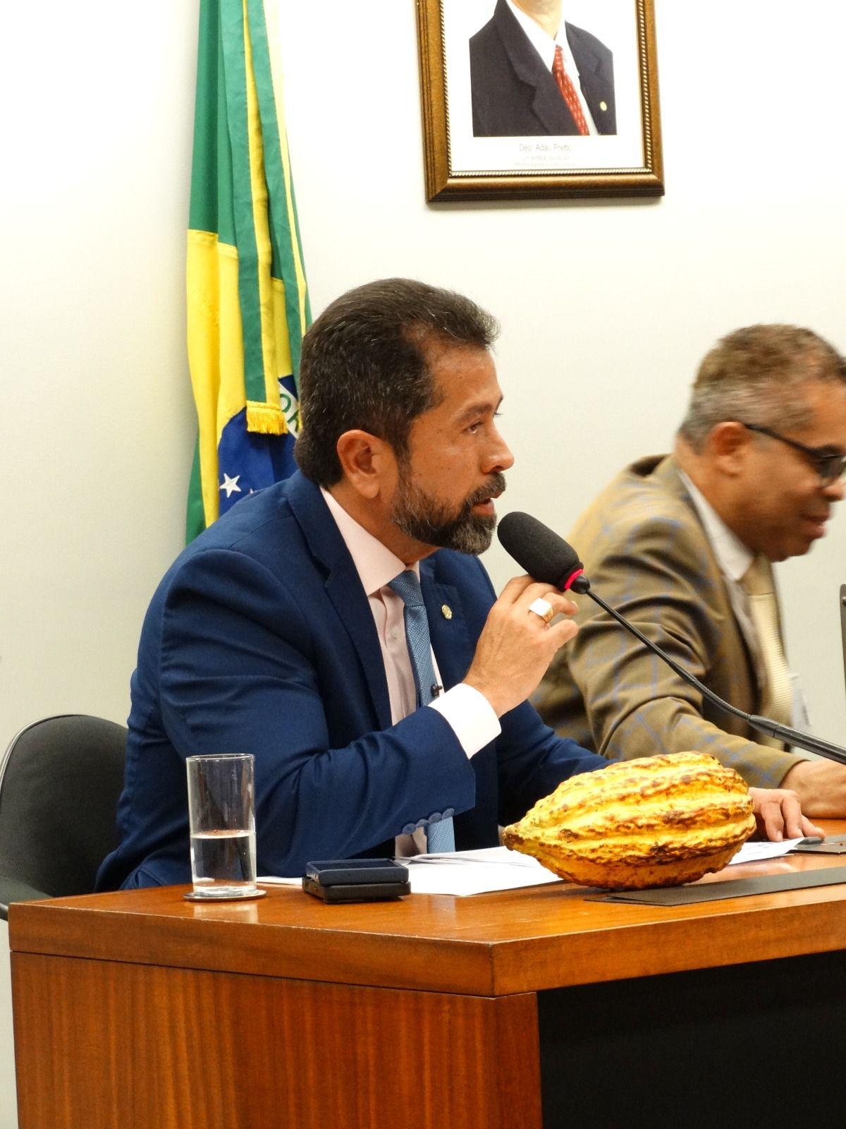 Henderson Pinto defende produtores de cacau em Brasília