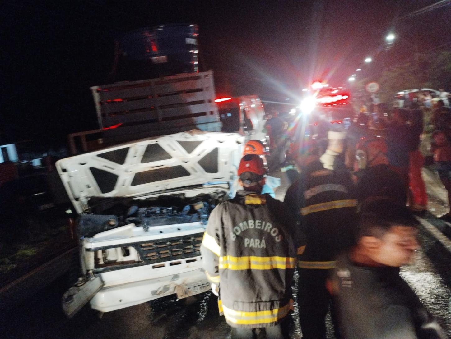 Colisão entre dois carros na Rio Curuá-Una