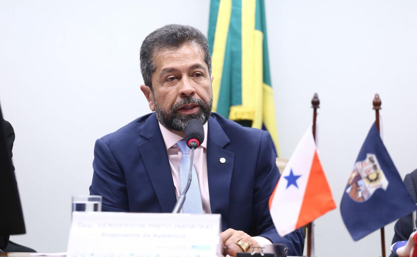 Na Câmara, Henderson Pinto debate projetos que concedem títulos para municípios paraenses