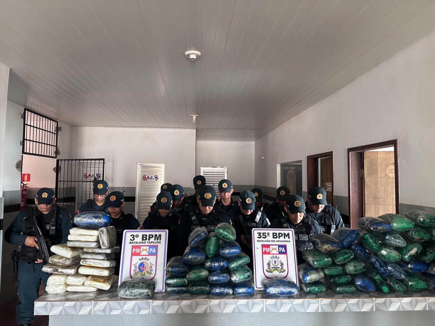 Droga apreendida pela PM no bairro Vista Alegre do Juá 