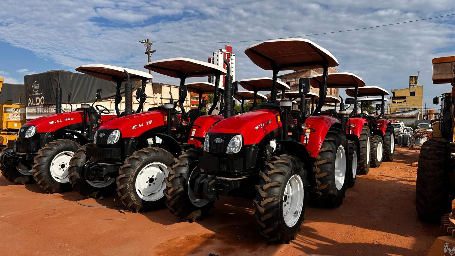 Com mandato presente Henderson Pinto entrega tratores e reforça apoio a Agricultura 