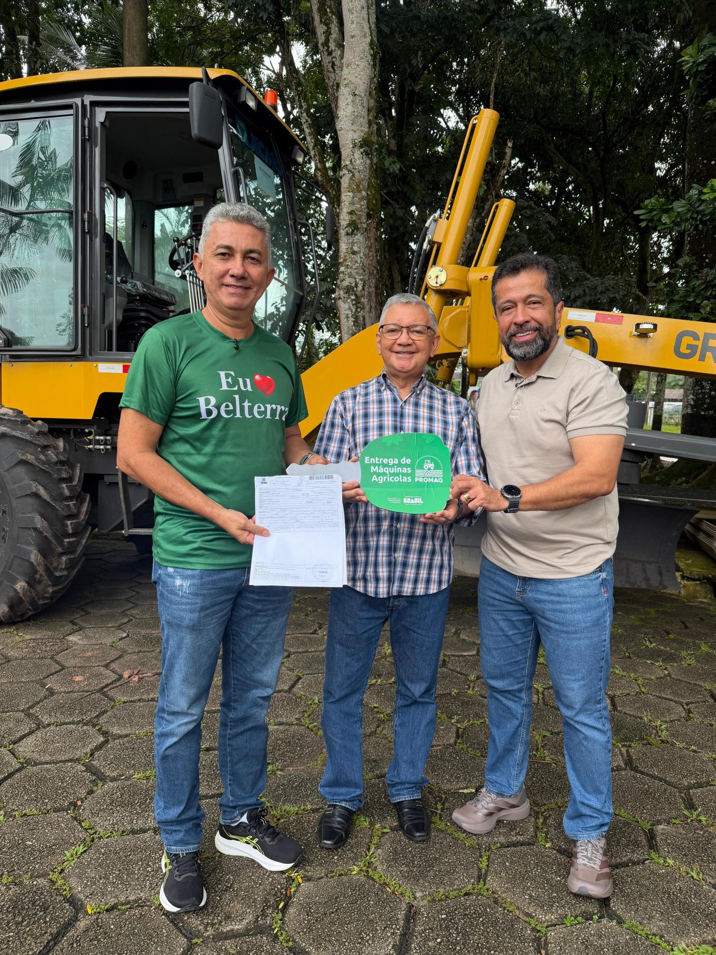 Henderson Pinto entrega motoniveladora para Belterra