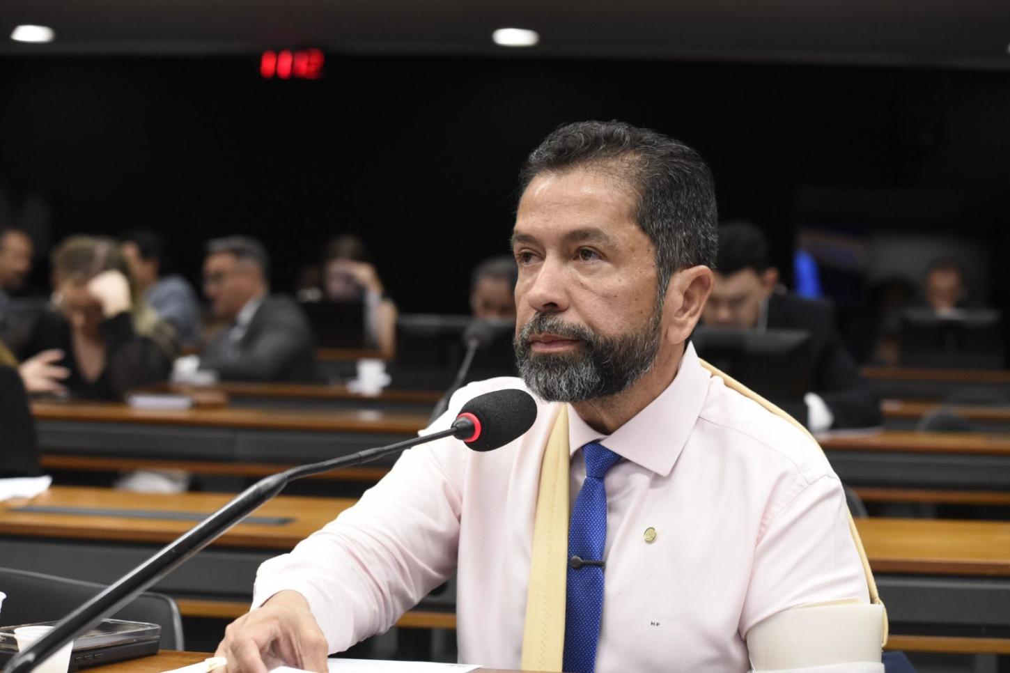 Henderson Pinto defende tarifa mínima para motoristas de aplicativo