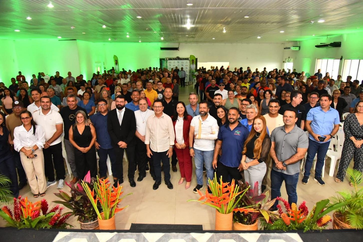 Henderson Pinto realiza segunda etapa de entrega de computadores para instituições do oeste do Pará