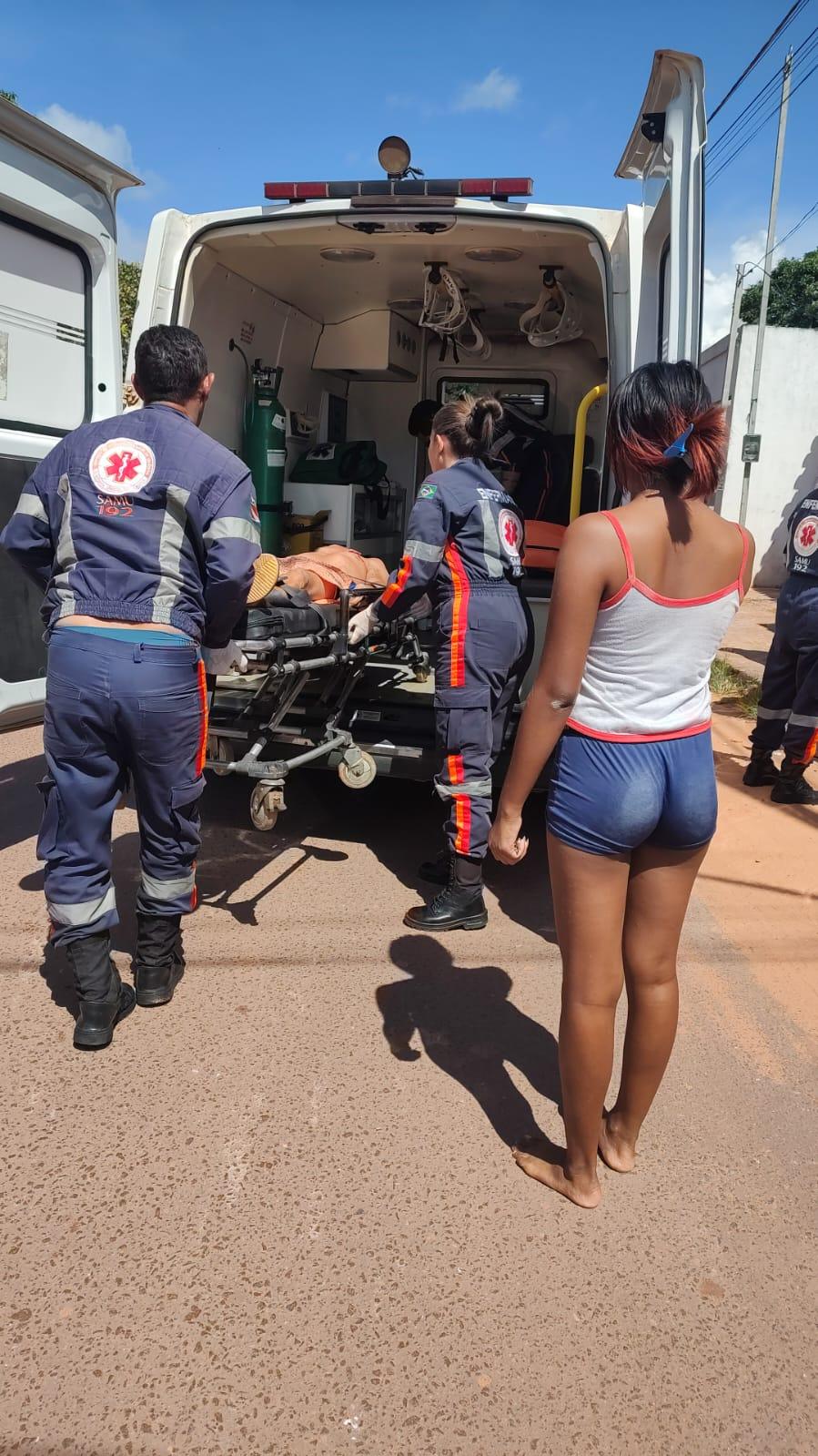 Homem esfaqueado pela companheira 