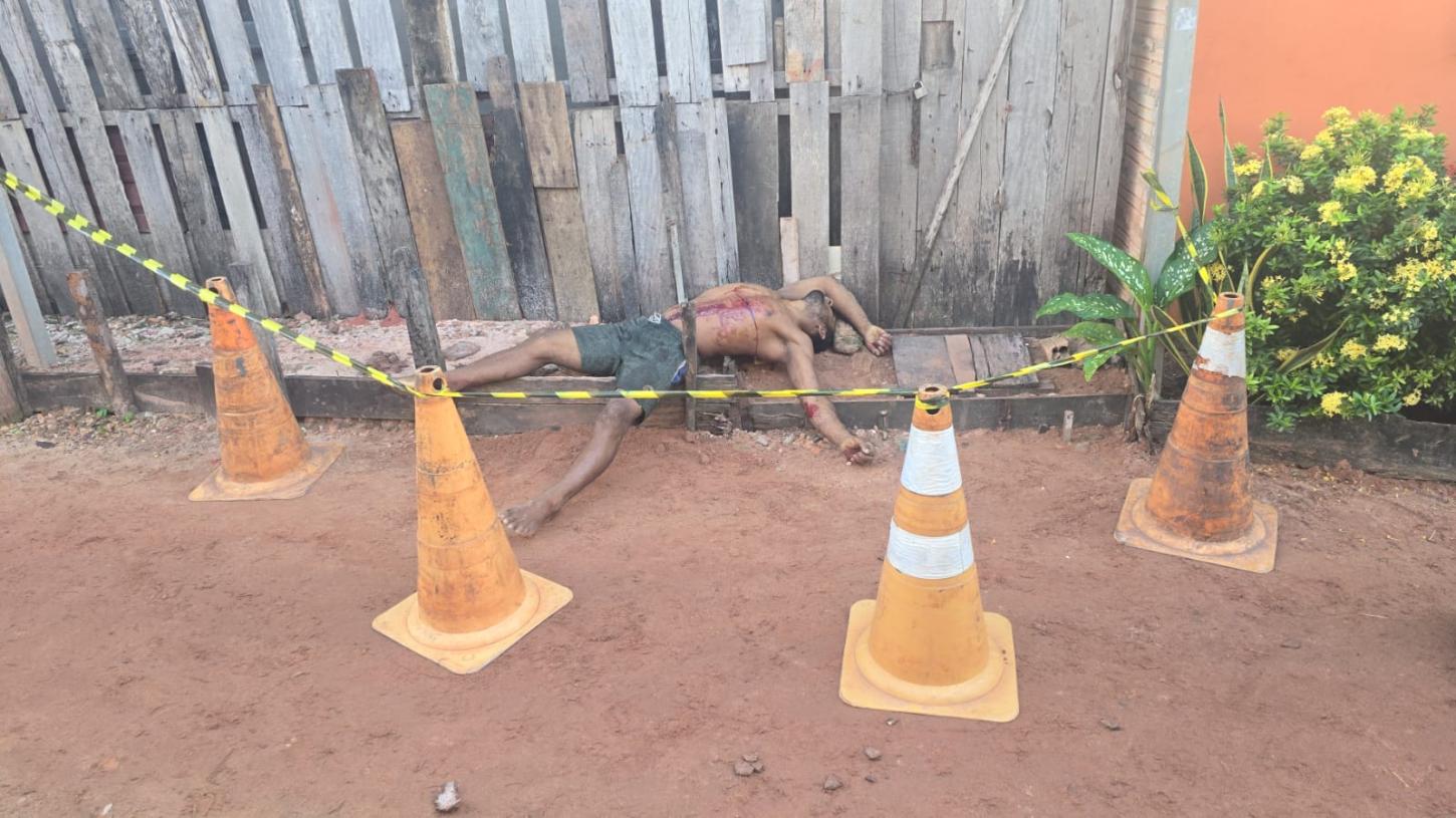 Homem morto com facada no peito no bairro do Uruará 