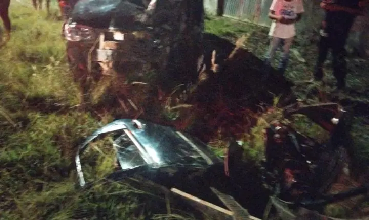 Colisão entre dois carros na Rio Curuá-Una