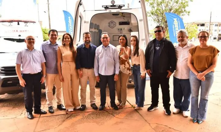 Deputado Henderson Pinto entrega ambulâncias para Santarém