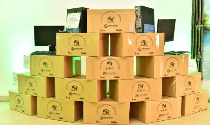 Henderson Pinto realiza segunda etapa de entrega de computadores para instituições do oeste do Pará
