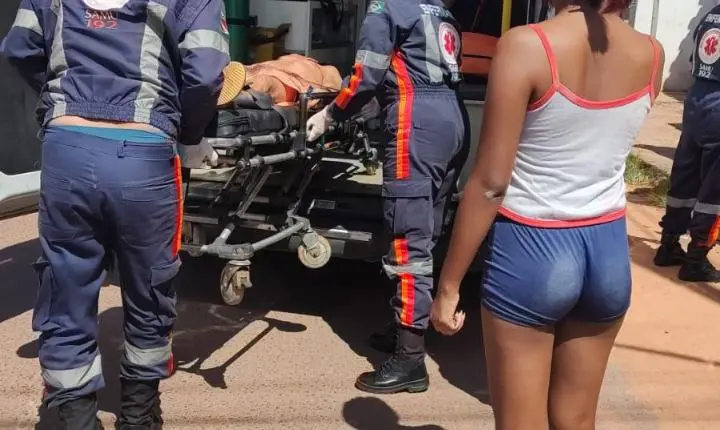 Homem esfaqueado pela companheira 