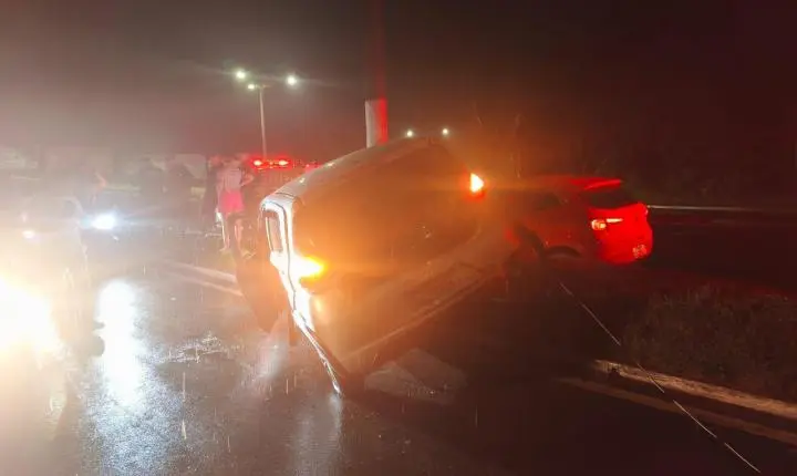 Motorista derruba poste na Fernando Guilhon 