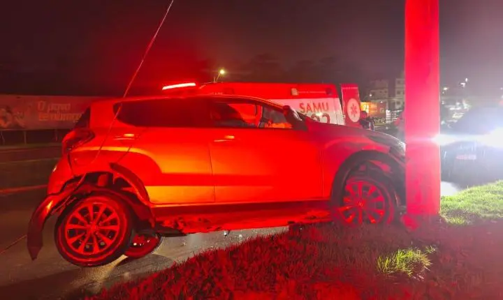 Motorista derruba poste na Fernando Guilhon 