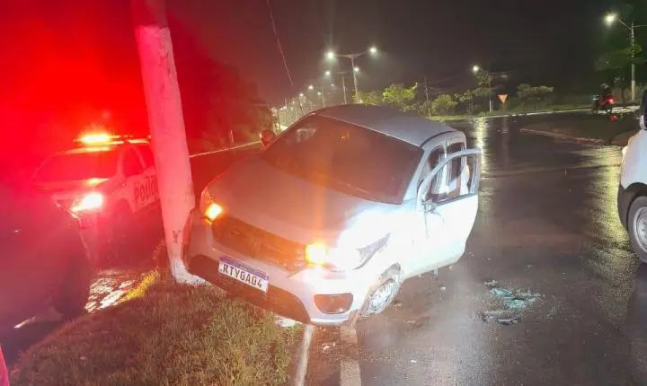 Motorista derruba poste na Fernando Guilhon 