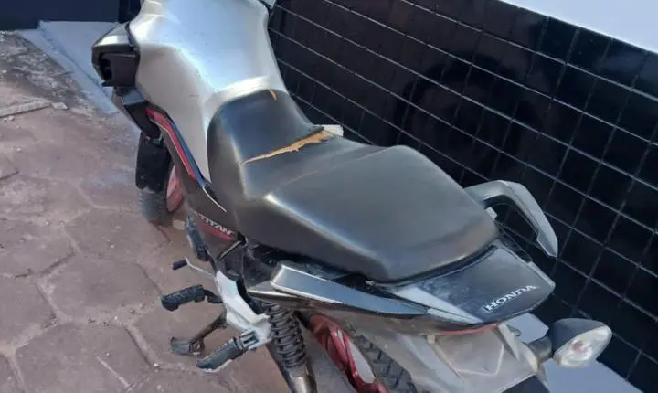POLÍCIA MILITAR RECUPERA MOTO ROUBADA ESCONDIDA EM RESIDÊNCIA
